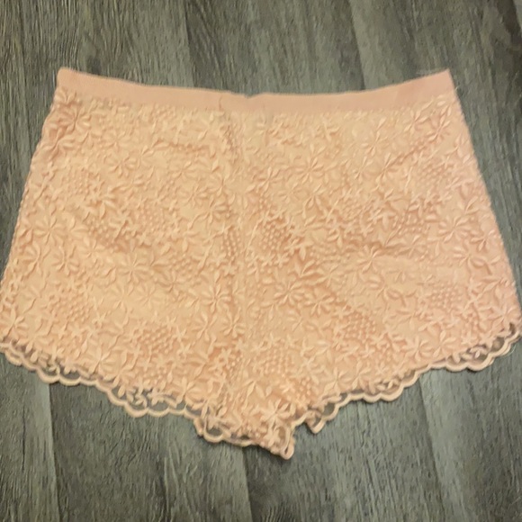 Peachy pink lace shorts - Picture 4 of 5